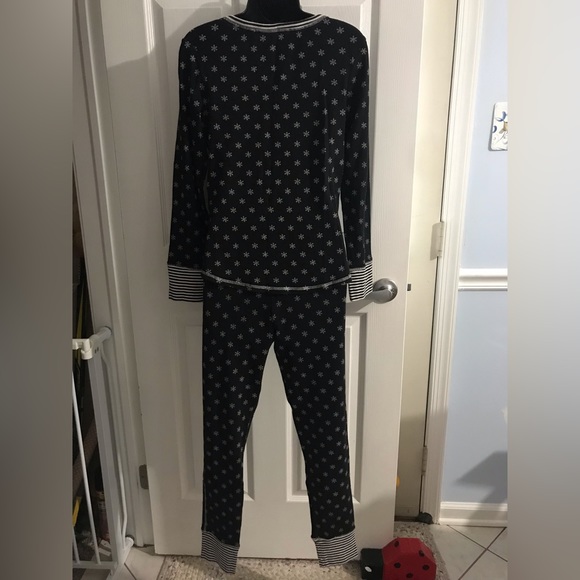 Rare Victoria’s Secret fireside thermal black with white snowflakes PJ set - Picture 4 of 16